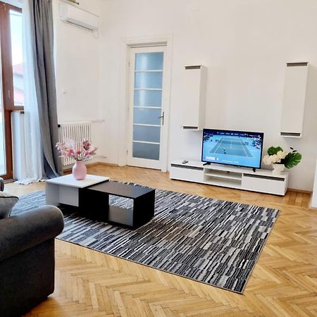 Cozy Apartment Near City Center Boekarest Buitenkant foto