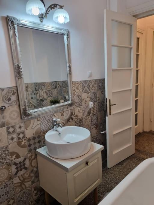 Cozy Apartment Near City Center Boekarest Buitenkant foto