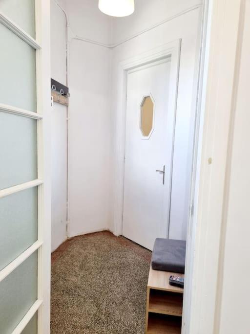 Cozy Apartment Near City Center Boekarest Buitenkant foto