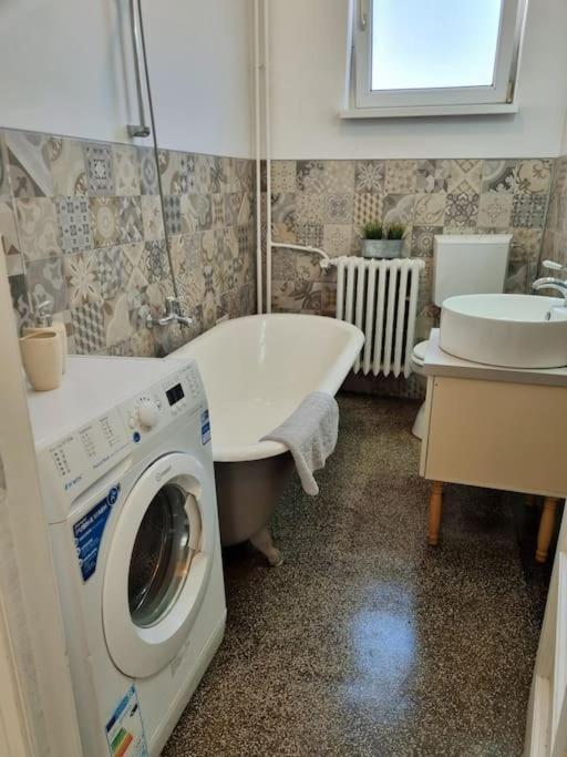 Cozy Apartment Near City Center Boekarest Buitenkant foto