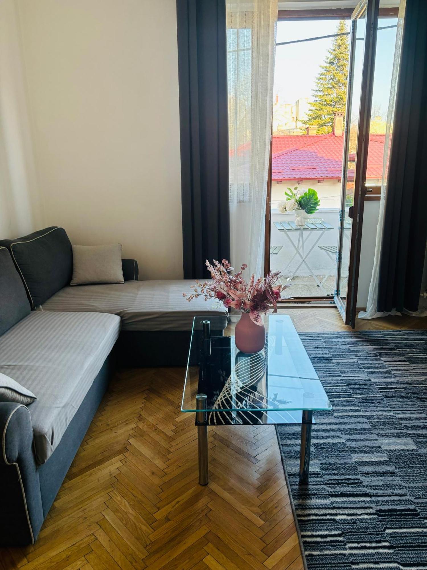 Cozy Apartment Near City Center Boekarest Buitenkant foto