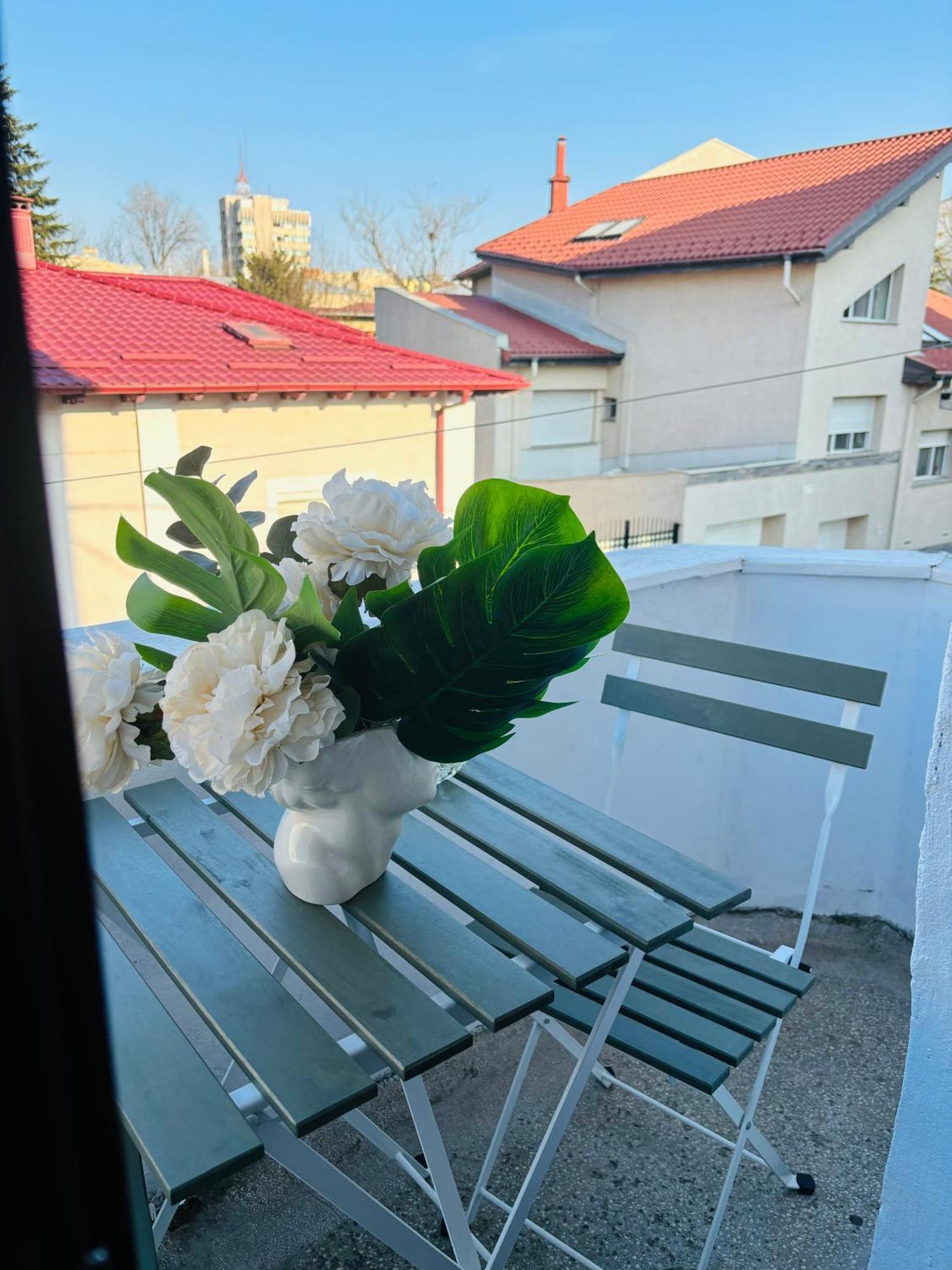 Cozy Apartment Near City Center Boekarest Buitenkant foto