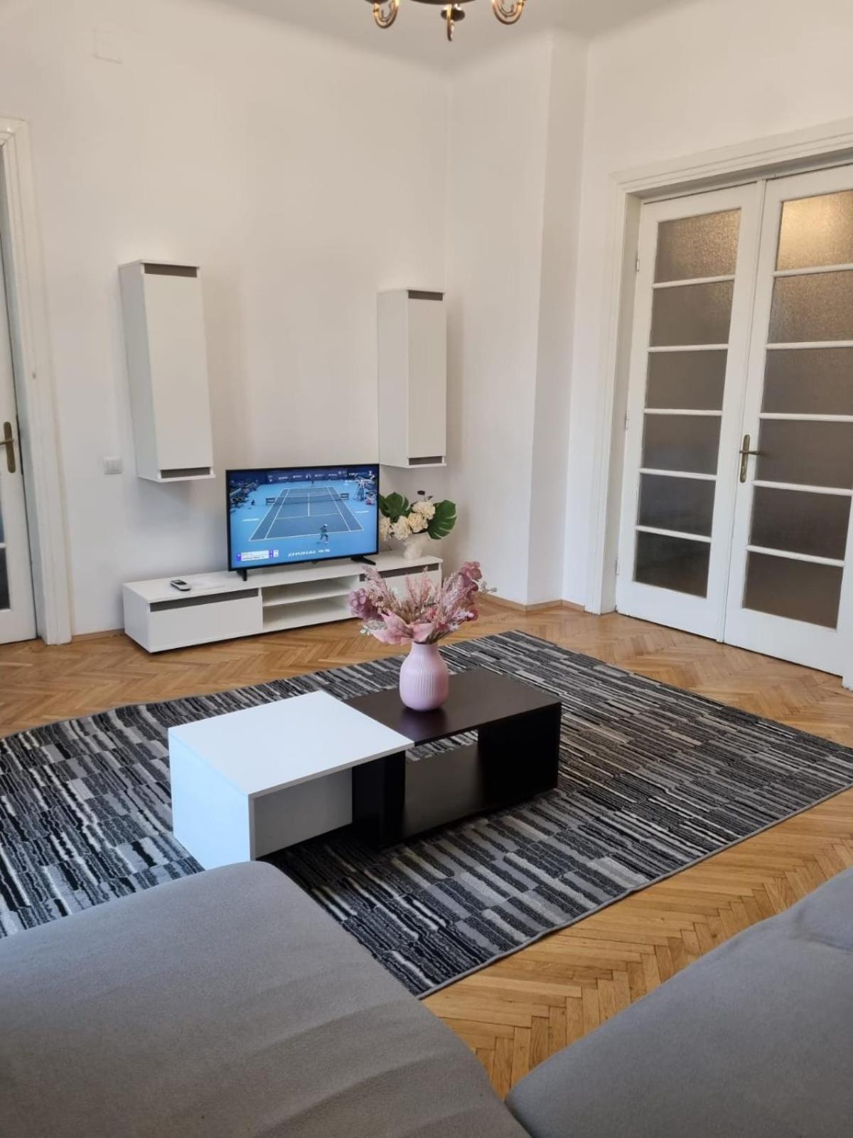 Cozy Apartment Near City Center Boekarest Buitenkant foto