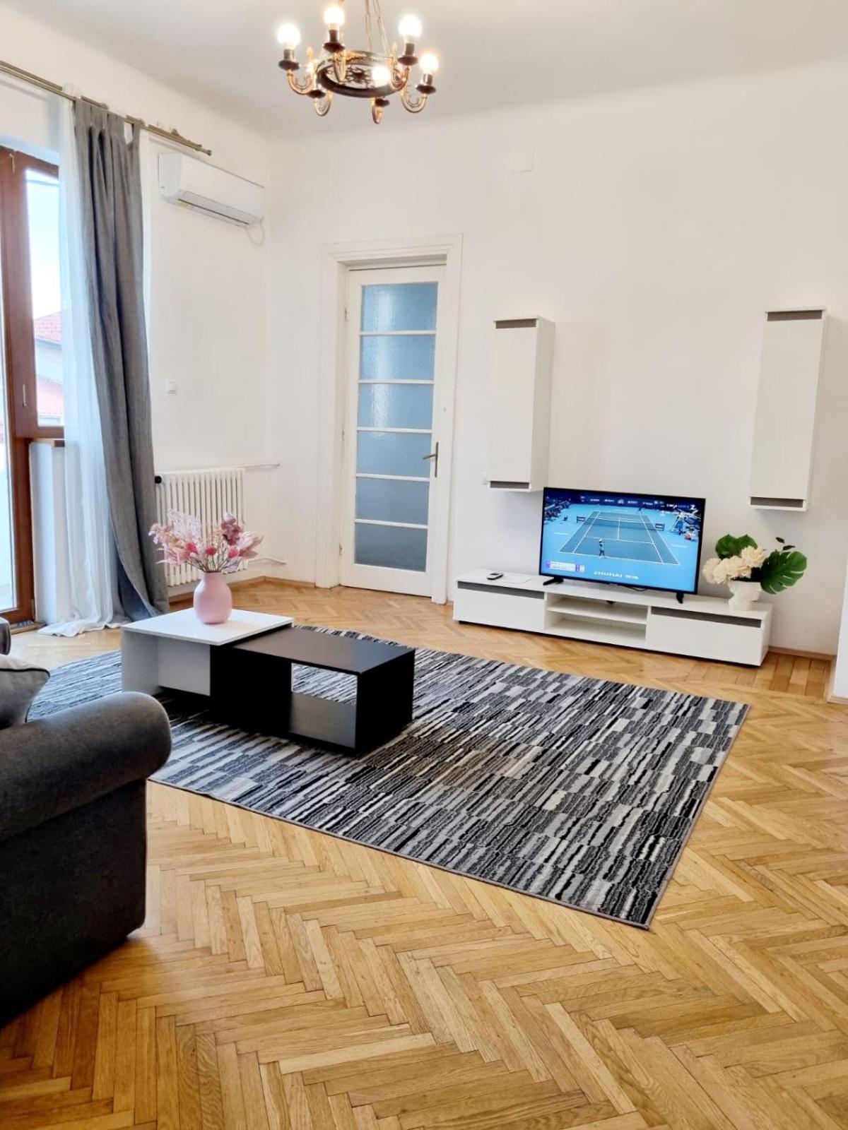 Cozy Apartment Near City Center Boekarest Buitenkant foto
